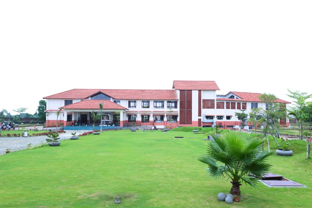 兰奇Vinaika Eco-Resort的前面有绿色草坪的大建筑