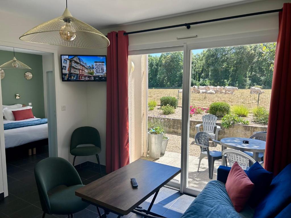 BRIT HOTEL Lannion vers Perros-Guirec - Chambre Double Avec Terrasse Et Kitchenette