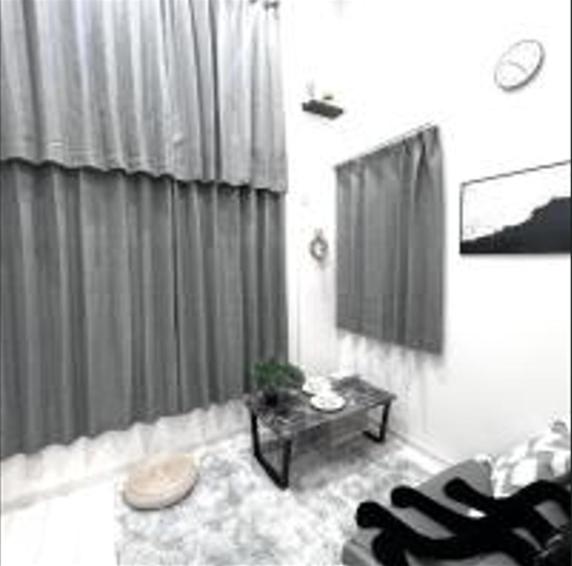 un soggiorno con un divano e un tavolo di Shinjuku sumika5 a Tokyo