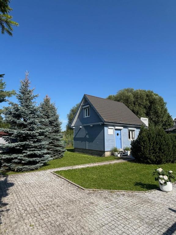 库瑞尼卡慕斯卡Domek Judyty的一座小房子,有树和车道