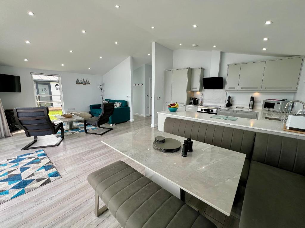 - une cuisine et un salon avec un grand comptoir dans l'établissement 15 Golden Bay Holiday Village - Coastal Retreat with Breathtaking Views, à Westward Ho