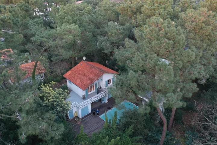an overhead view of a house in the woods at Calme absolu détente en famille & Piscine chauffée in La Tremblade