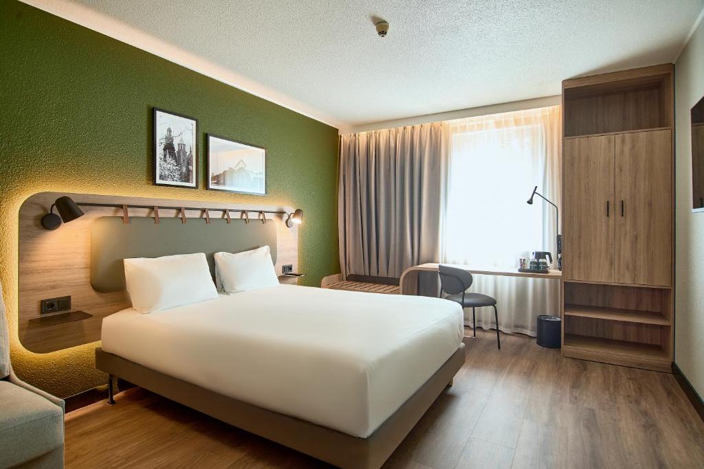 
Standard Room - 1 Queen Bed
