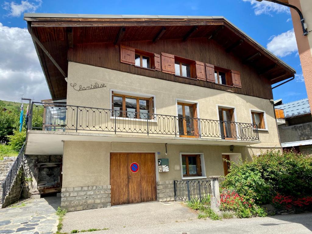 La Plagne TarentaiseにあるAppartement 4 personnes Versant du Soleilのバルコニー付きの家