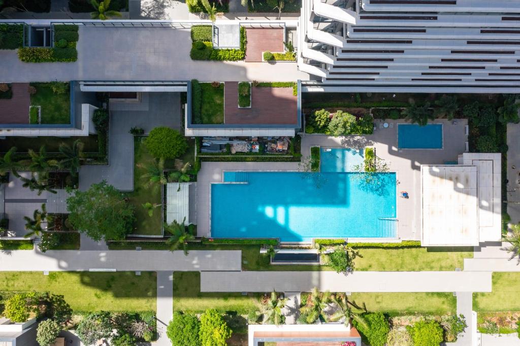 an overhead view of a building with a swimming pool at 来咖民宿酒店三亚市中心大悦城店 in Sanya