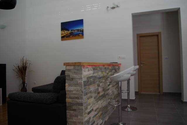 een woonkamer met een stenen open haard en een stoel bij Apartment Marijo in Split