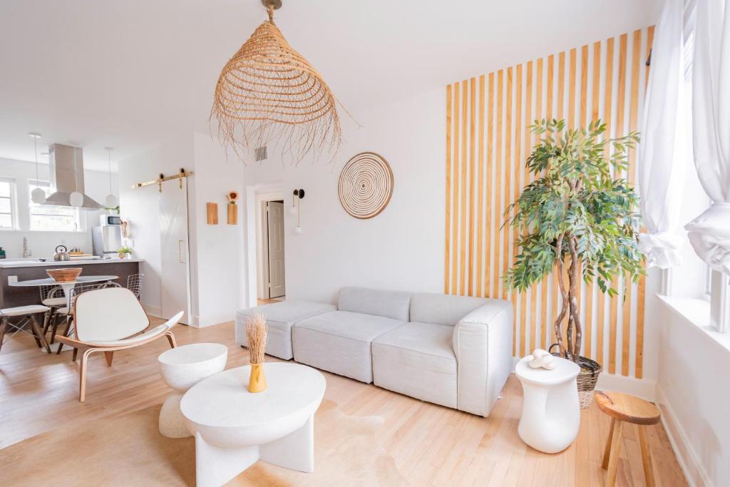 Χώρος καθιστικού στο Designer 2br apt, 5mins to the beach - J4