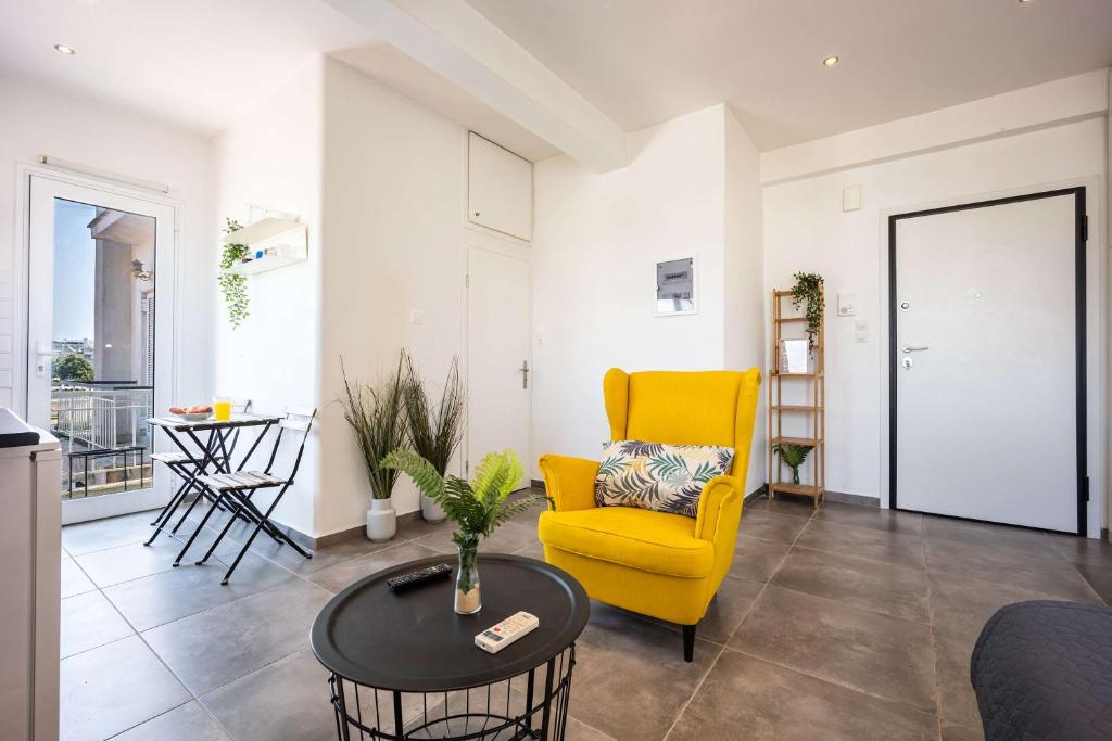 Spacious Gazi Studio l Balcony l Walk to Acropolis