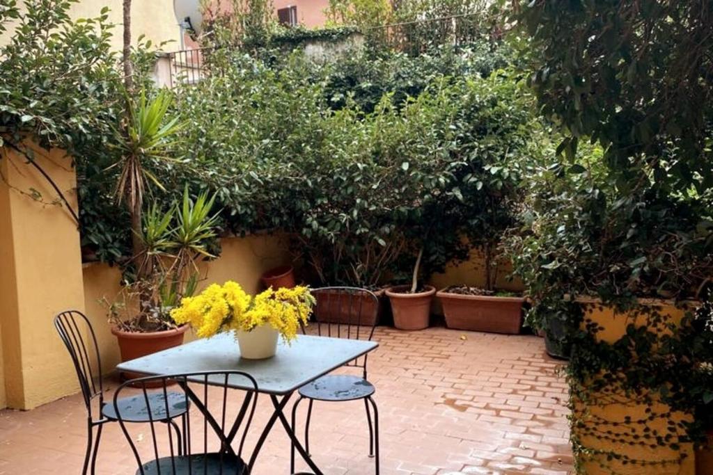 Central quiet apartment and terrace