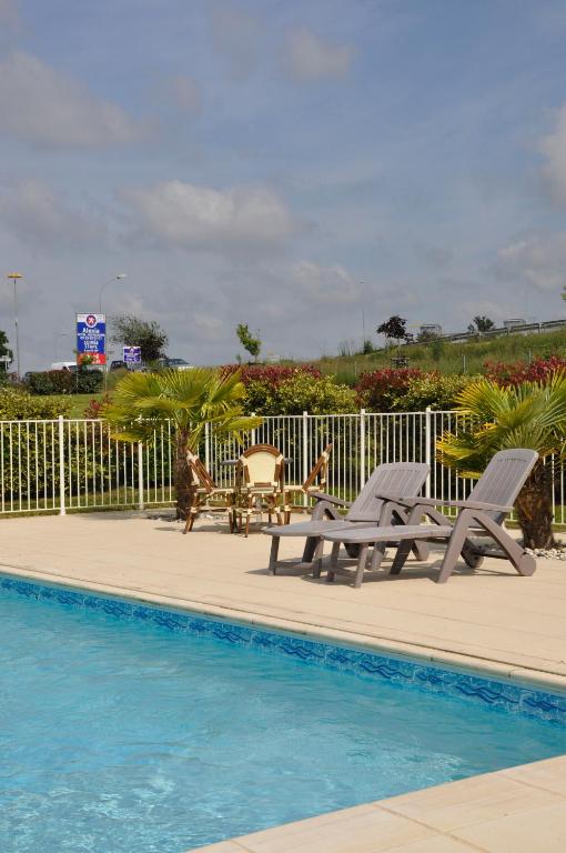 Bazén v ubytování BRIT HOTEL CONFORT ALEXIA - La Souterraine nebo v jeho okolí
