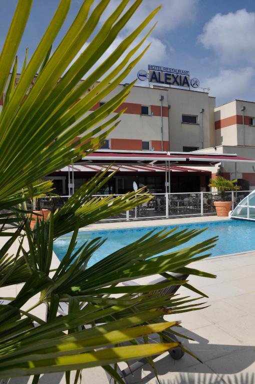 Bazén v ubytování BRIT HOTEL CONFORT ALEXIA - La Souterraine nebo v jeho okolí