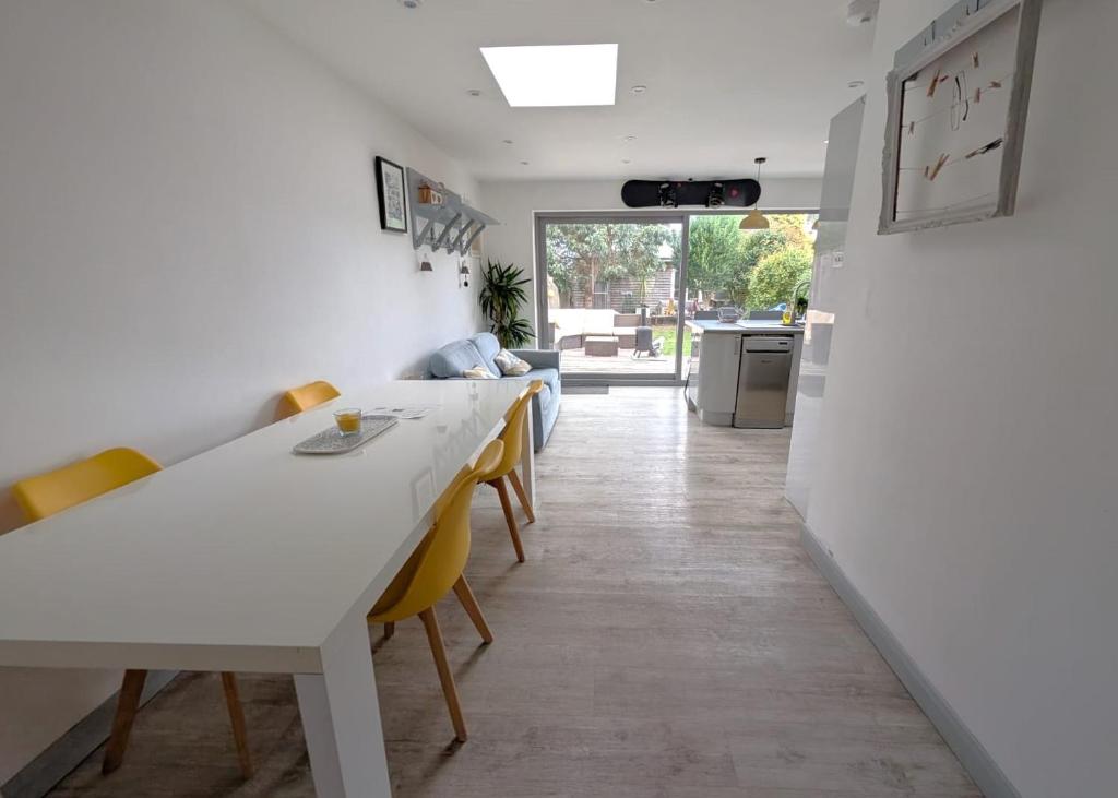 TV/trung tâm giải trí tại Chichester House I Free Parking I Nearby Beaches I Chichester Holiday Properties