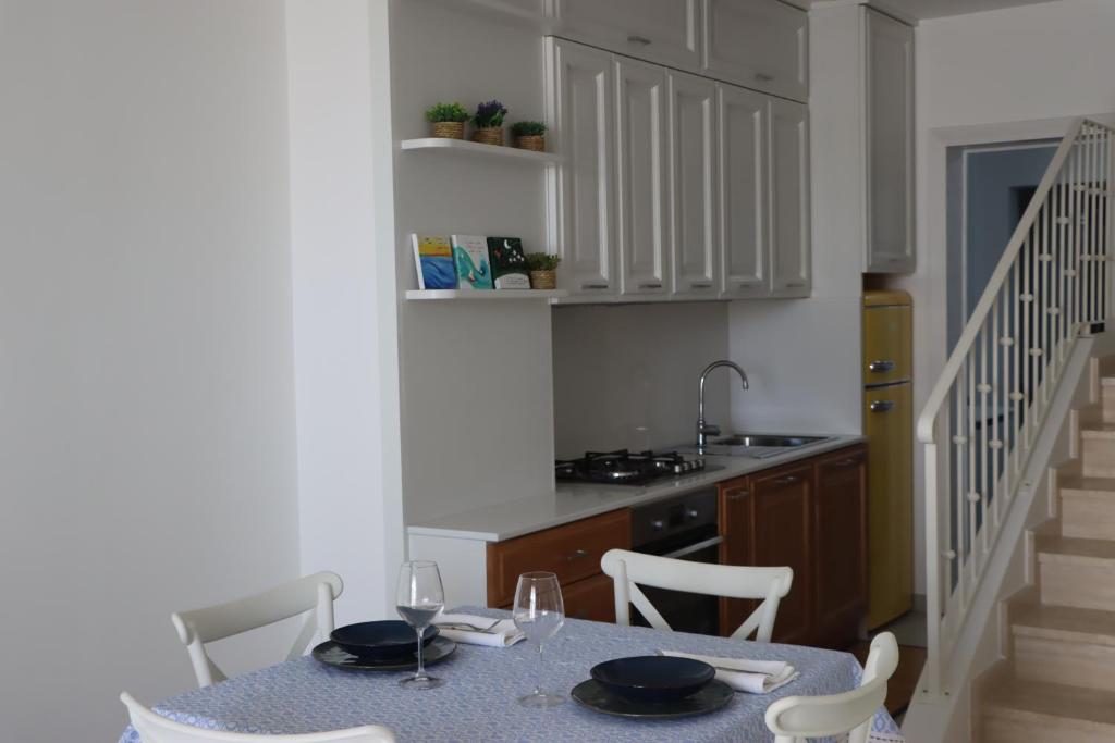 eine Küche mit Tisch und Stühlen und einer Spüle in der Unterkunft Casa Maria in Santa Cesarea Terme