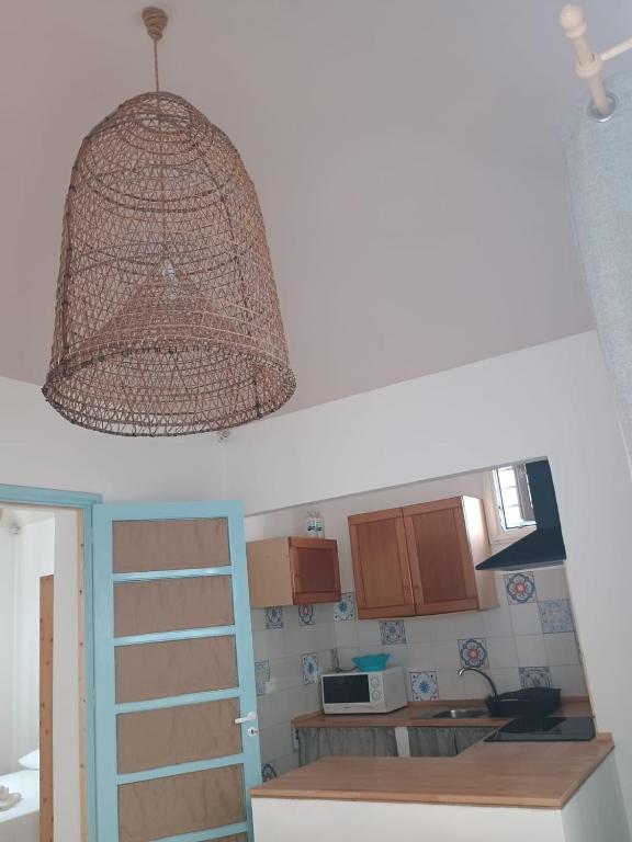a kitchen with a chandelier hanging from the ceiling at Deli casa vacanze in Favignana