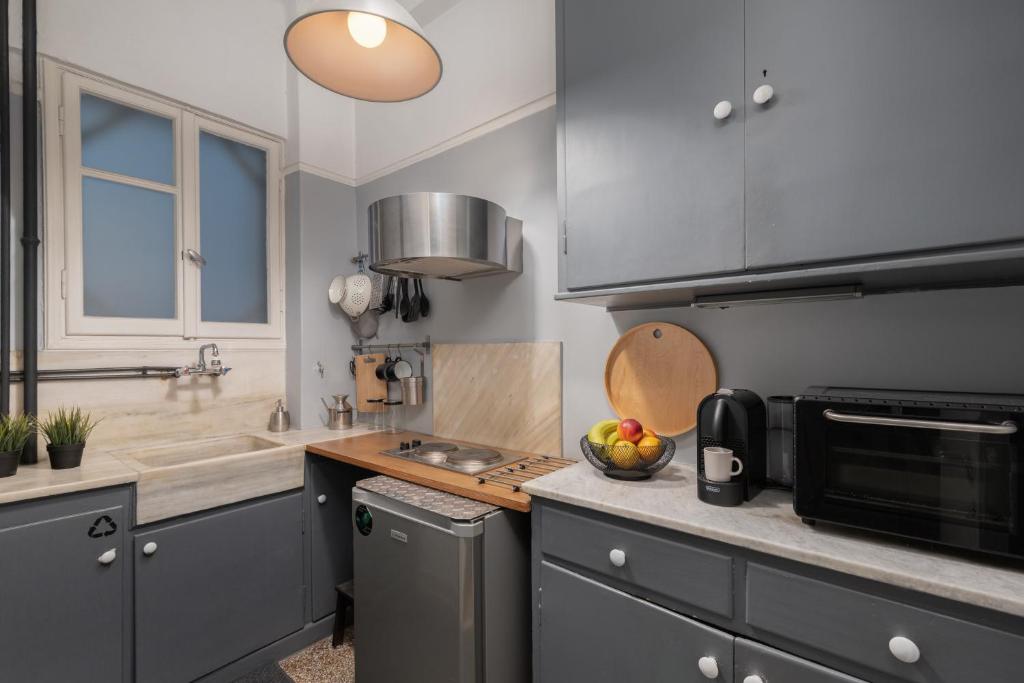 A kitchen or kitchenette at Stylish apt under the Acropolis