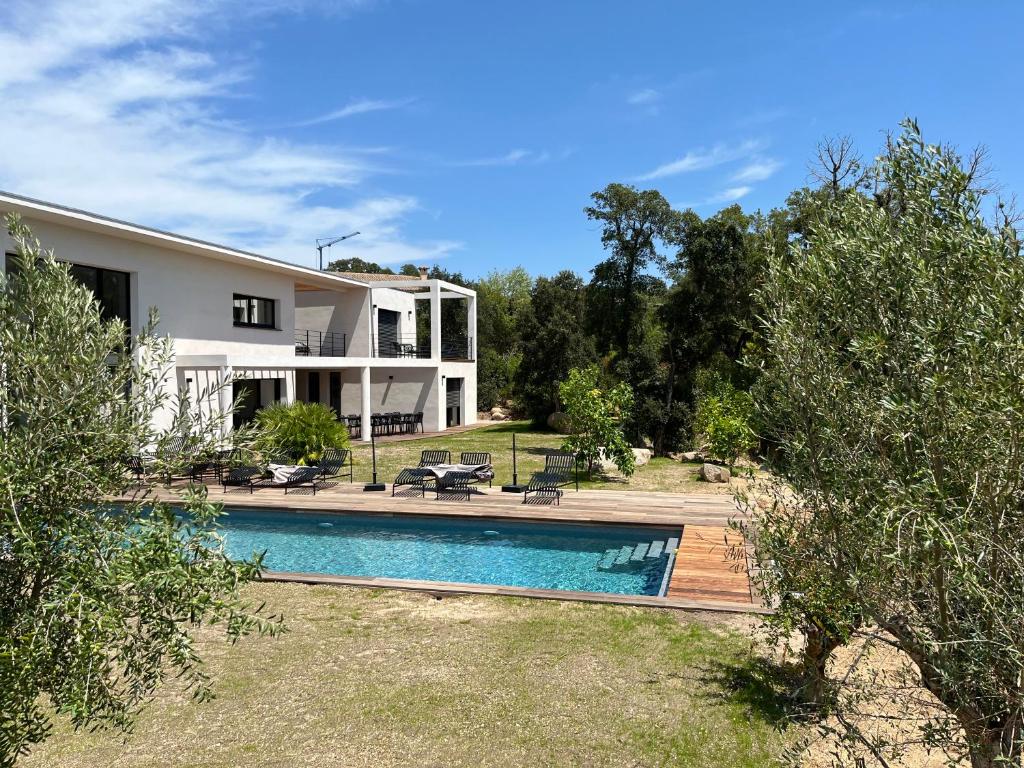 une maison avec une piscine devant dans l'établissement A Cupulata, à Zonza
