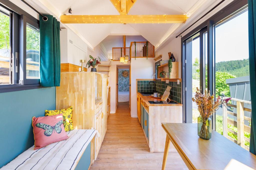 Les AlliésにあるTiny house Kaphaのキッチン、リビングルームが備わる小さな家です。