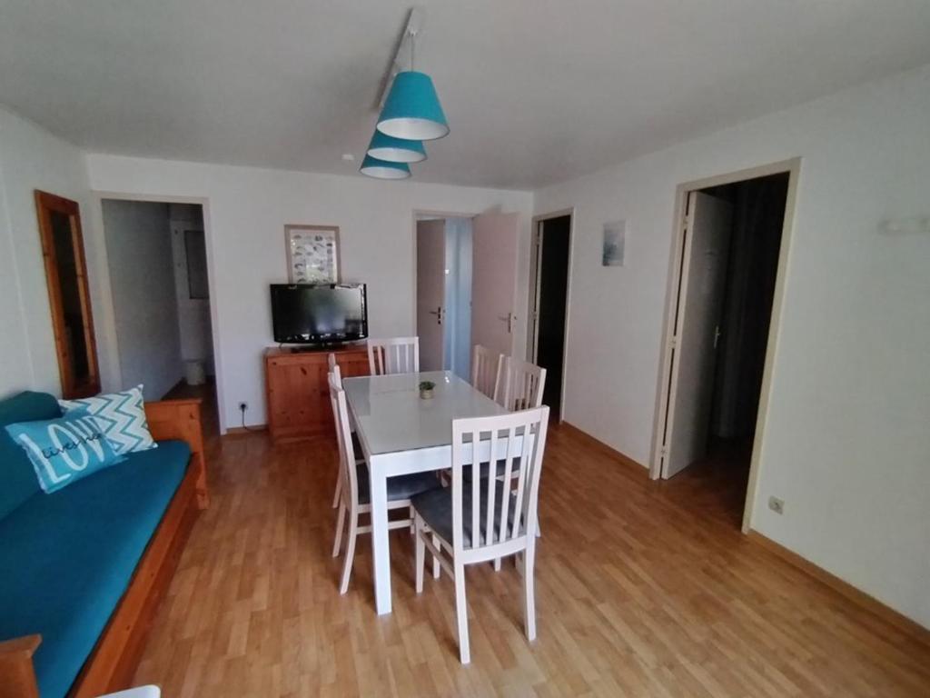 un salon avec une table, des chaises et un canapé dans l'établissement Appartement avec piscine, tennis et terrasse à Soustons – Idéal famille - FR-1-379-164, à Soustons