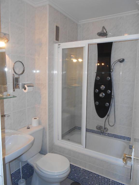 A bathroom at Hotel Canton