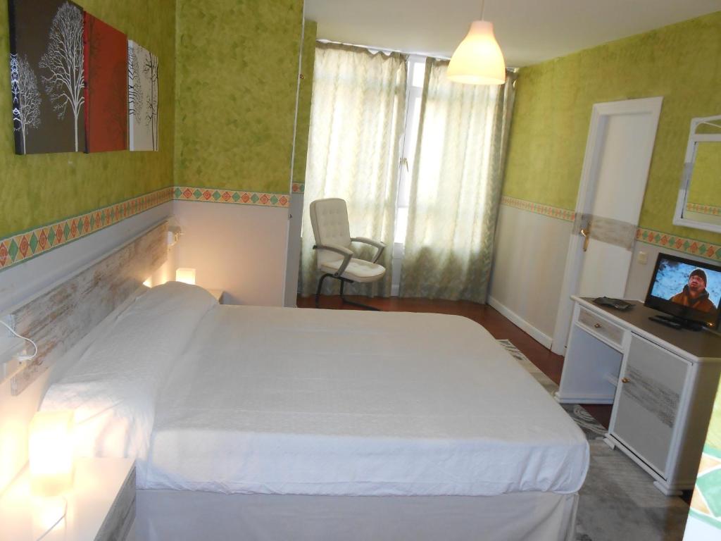 A bed or beds in a room at Hotel Canton