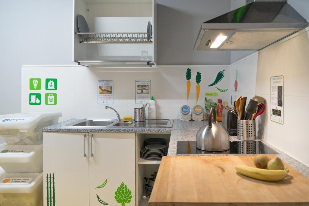 Kuchyňa alebo kuchynka v ubytovaní Sleep Green - Certified Eco Youth Hostel