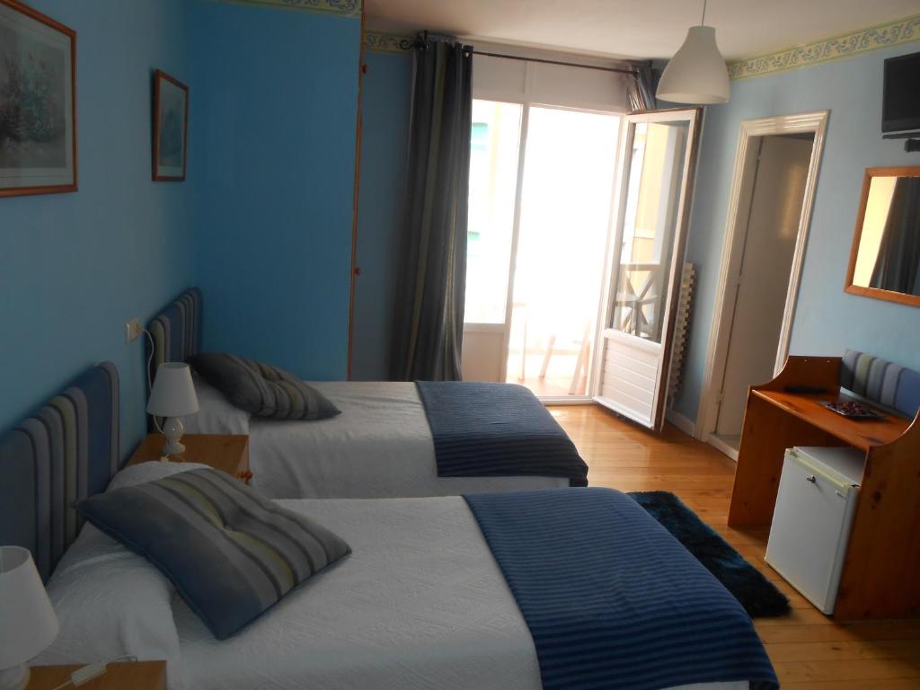A bed or beds in a room at Hotel Canton
