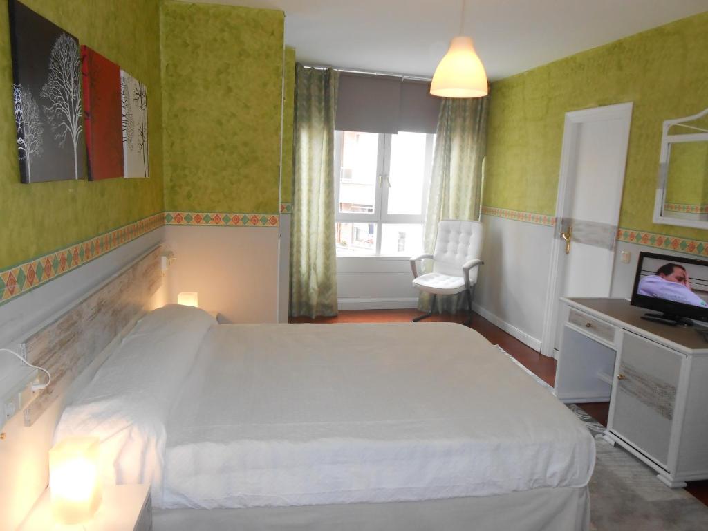 A bed or beds in a room at Hotel Canton