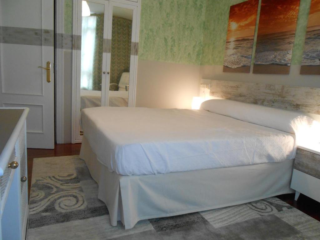 A bed or beds in a room at Hotel Canton
