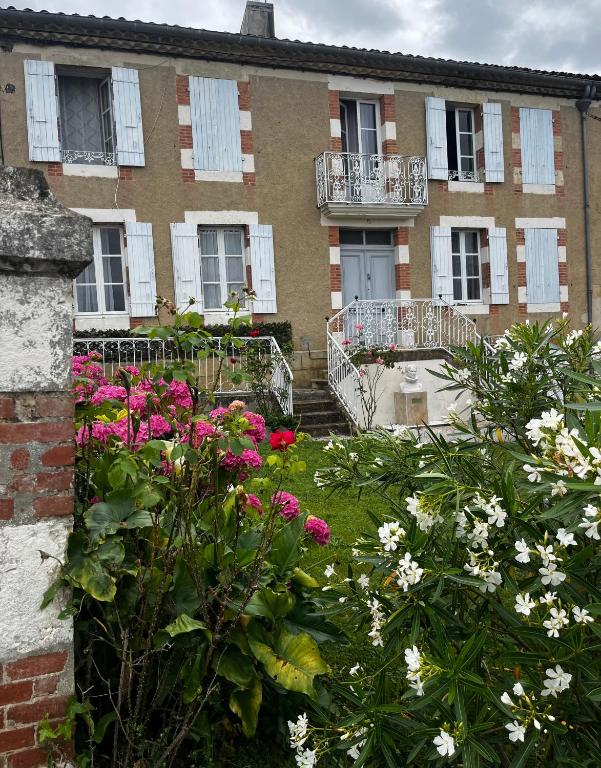 a house with flowers in front of it at Maison gasconne in Castillon-Debats