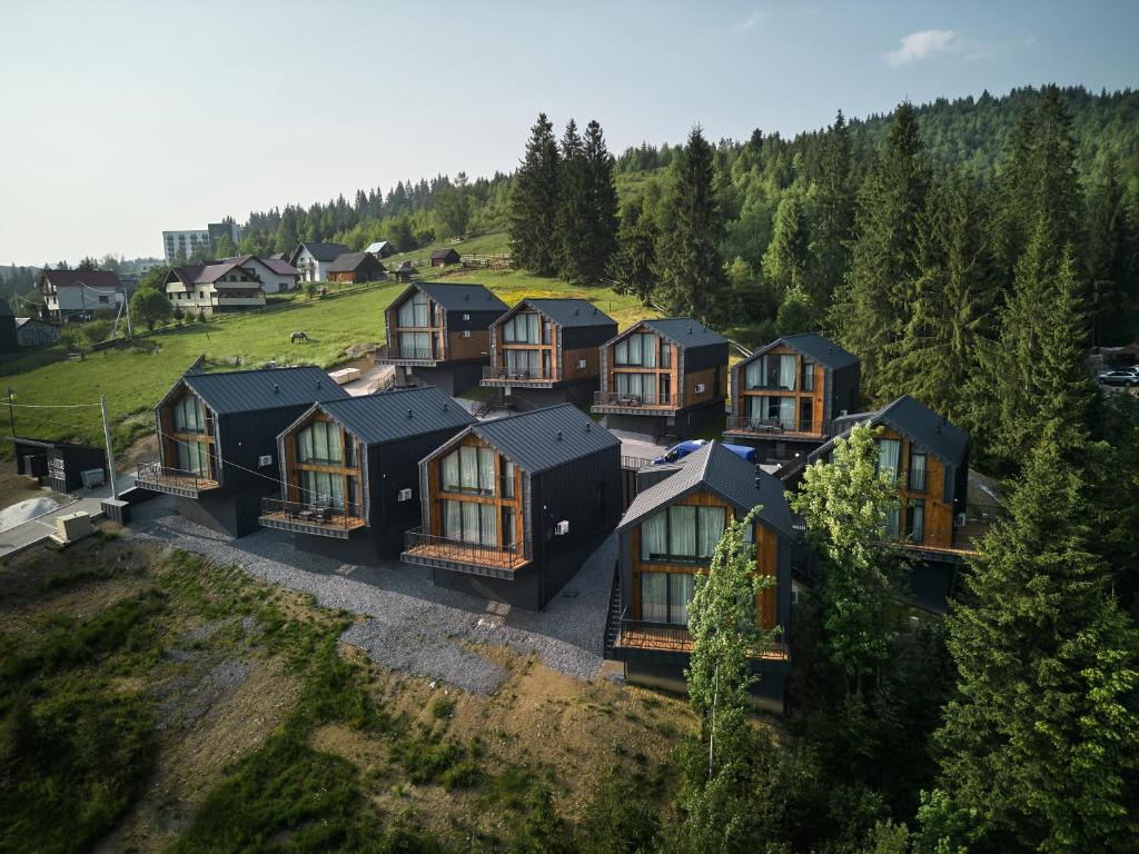 una vista aerea di una casa di Fomich Residence Guesthouses a Bukovel