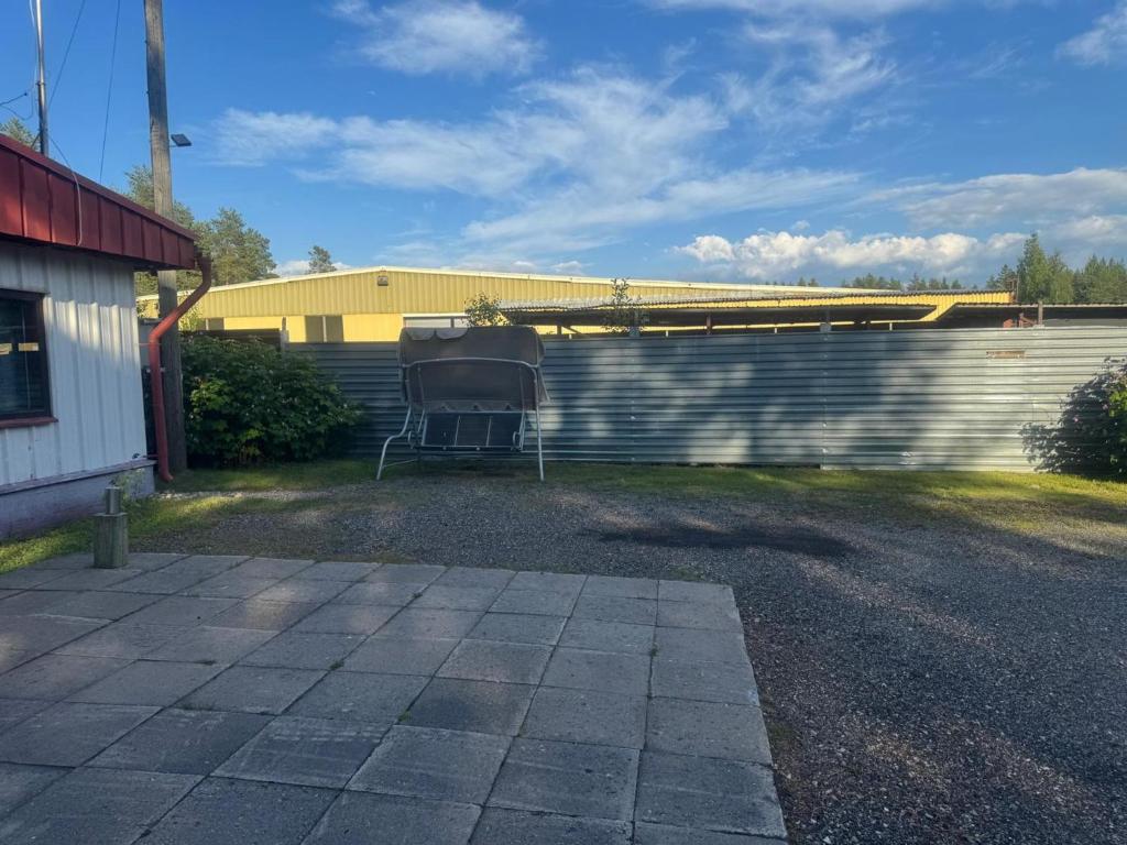 Un garaje al lado de un edificio con valla en Guest House Julia- Cozy Stay in Kajaani, en Kajaani