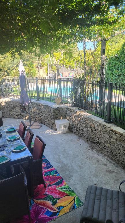 a patio with a table and chairs and a fence at Havre de Paix in Nîmes