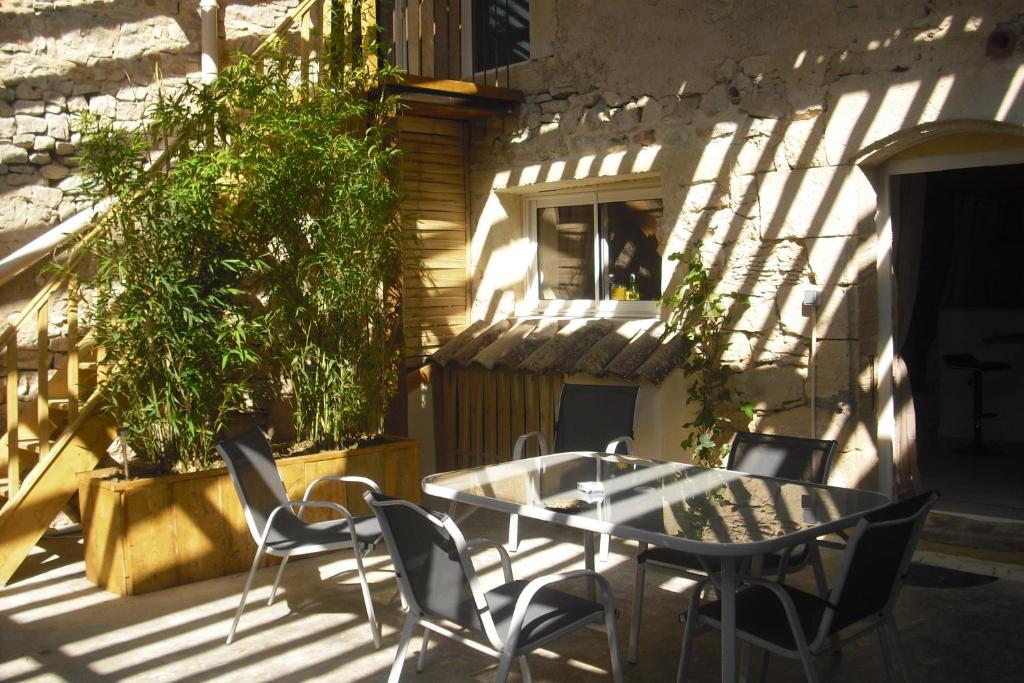 een tafel en stoelen op een patio bij La Bergerie Lou Mas Li Pitchoun in Gordes