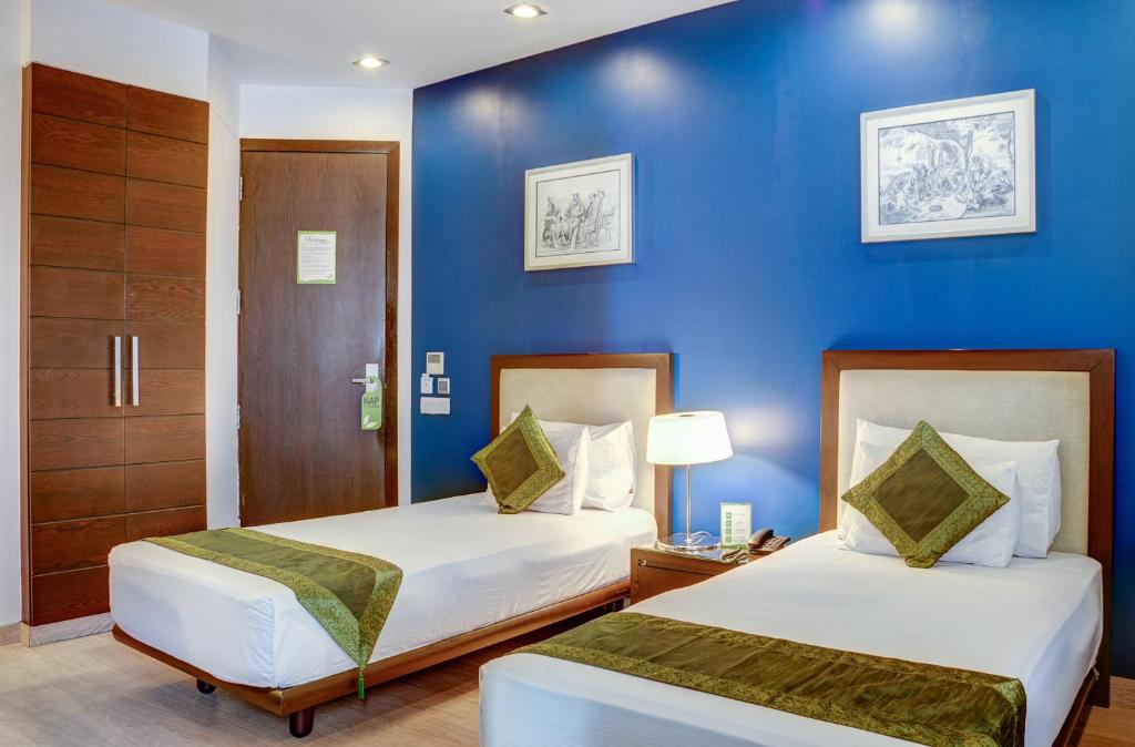 Postel nebo postele na pokoji v ubytování Amber Inn by Orion Hotels
