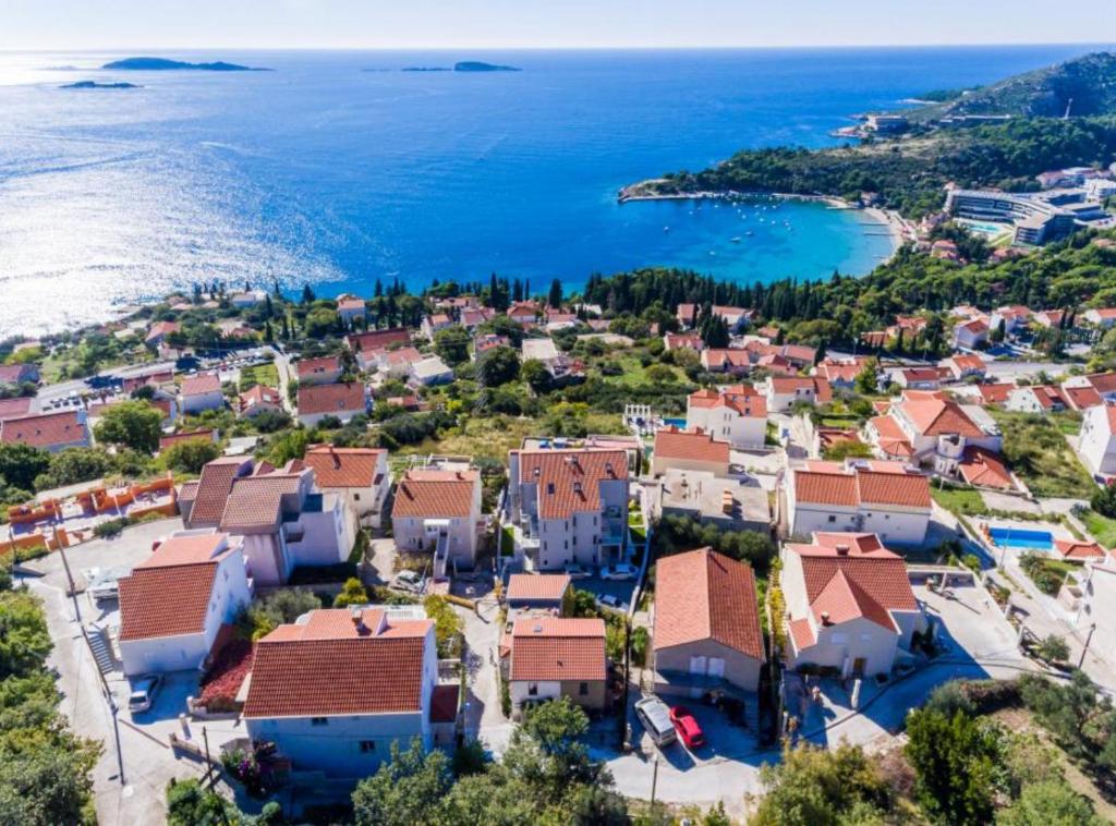 una vista aérea de una pequeña ciudad junto al océano en Apartments Villa Capitano, en Mlini