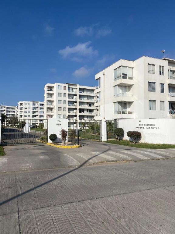 an empty parking lot in front of an apartment building at Alojamiento Parque Libertad in La Serena