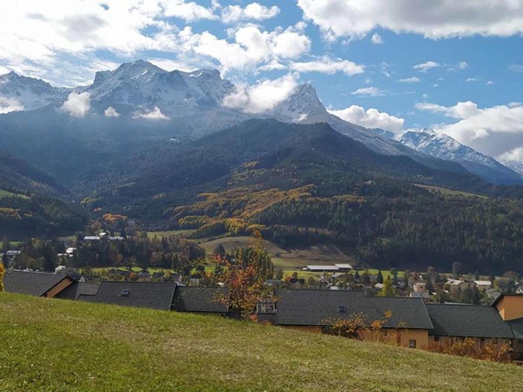 - une vue sur une ville avec des montagnes en arrière-plan dans l'établissement Studio cabine 26m² avec balcon sud-ouest à Barcelonnette - FR-1-804-45, à Barcelonnette