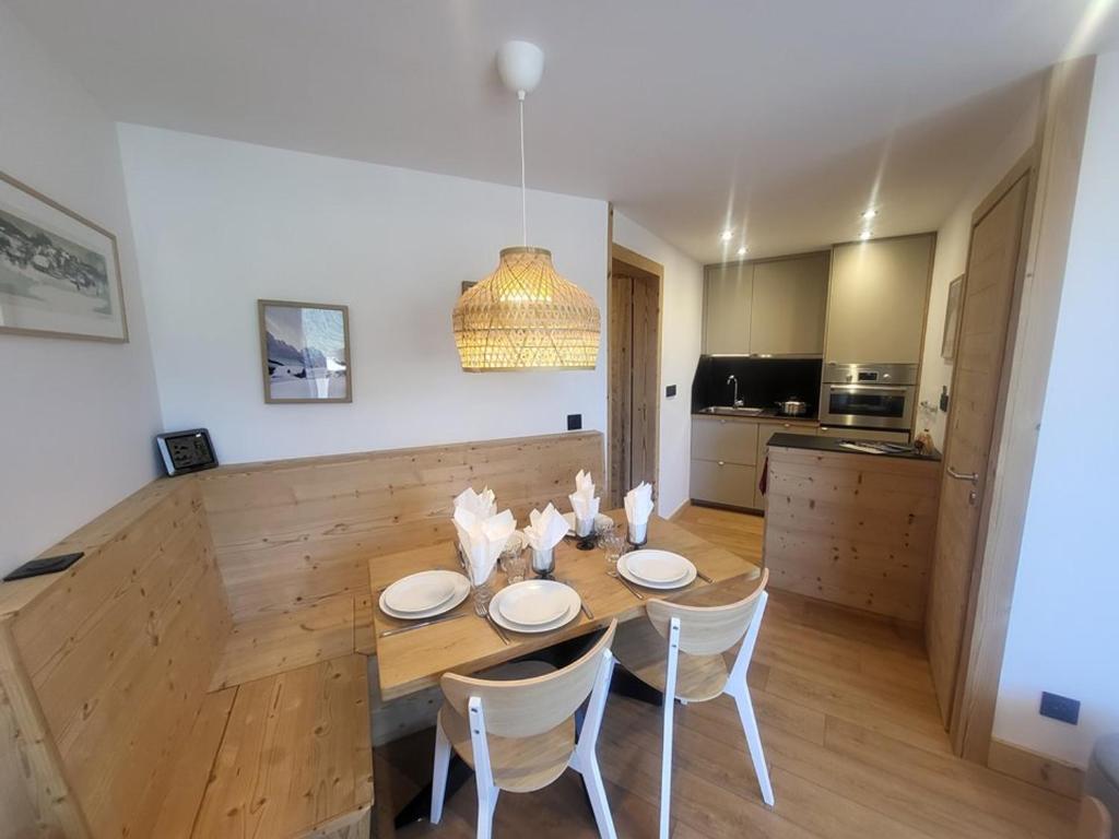 une salle à manger avec une table et des chaises en bois dans l'établissement Appartement moderne avec parking à Montgenèvre - FR-1-266-243, à Montgenèvre