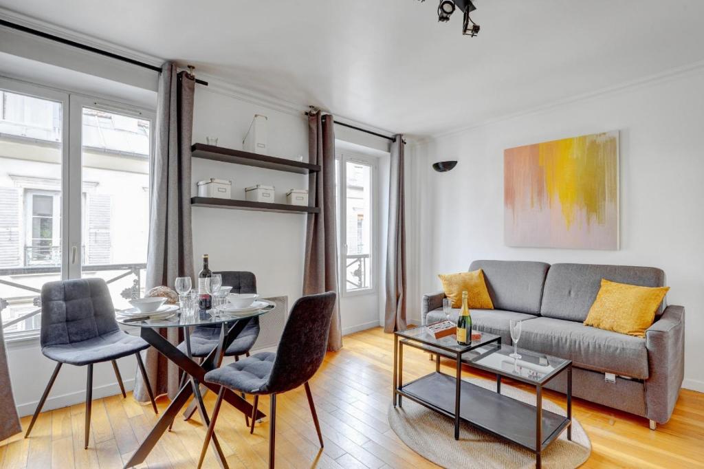un salon avec un canapé et une table dans l'établissement Bluestay 237 - Superbe Appartement à Paris, à Paris