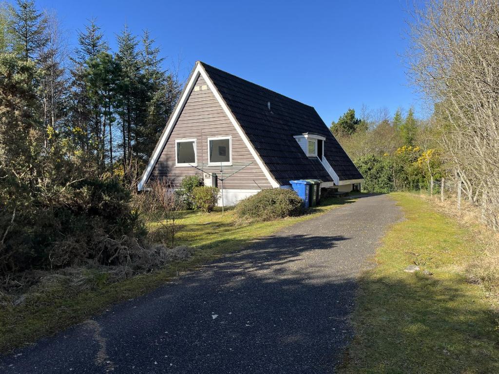 ein Haus am Straßenrand in der Unterkunft Suil Na Mara in Aultbea