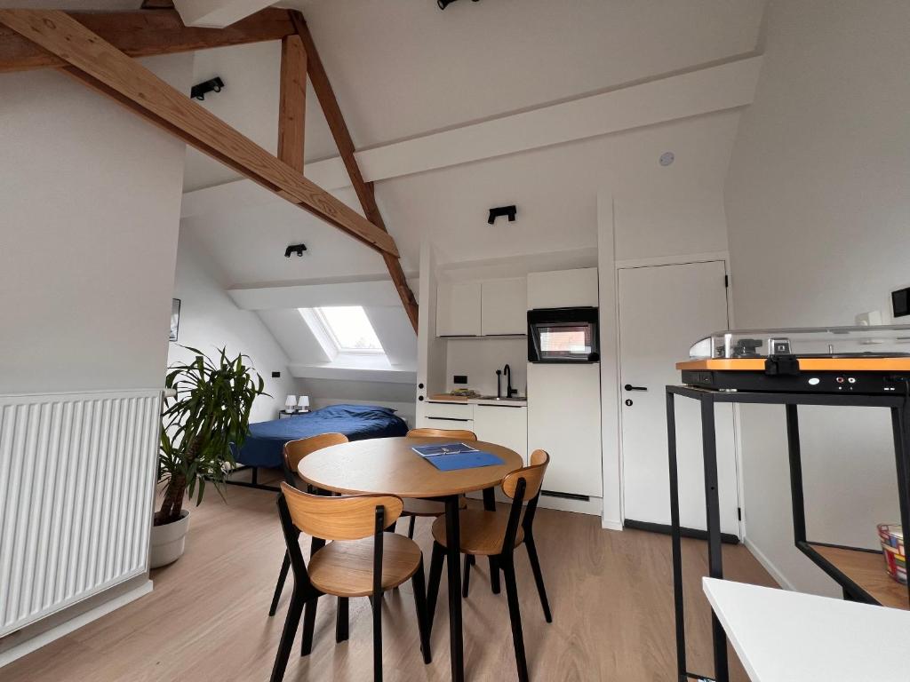 TV at/o entertainment center sa Studio Laurent - Gitoo