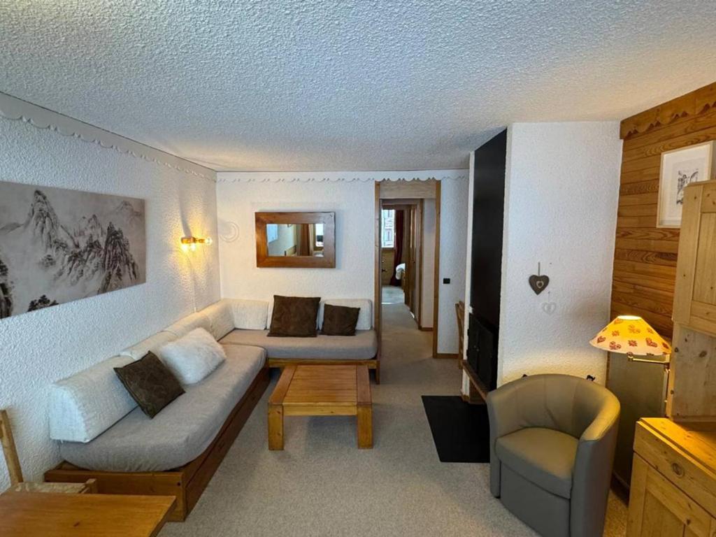 un salon avec un canapé et une table dans l'établissement Méribel Mottaret : Appart. Confortable 2 Ch, Balcon, Ski-In/Ski-Out - FR-1-355-50, à Méribel