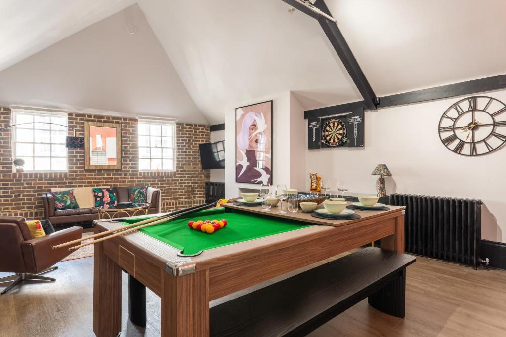 a living room with a pool table in the middle of it at Fun Kemptown Stay with Games Close To Seafront in Brighton & Hove