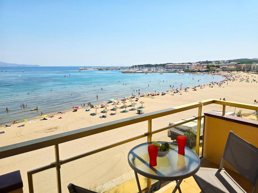 a view of the beach from the balcony of a condo at Apartamento Celeste frente al mar in L'Escala
