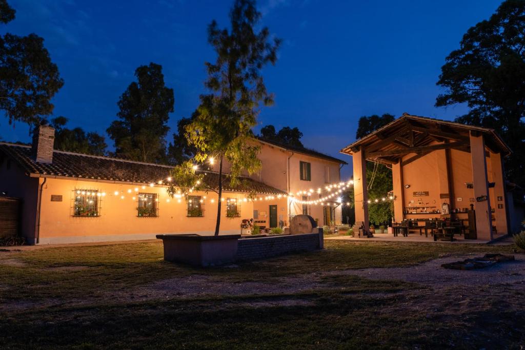een gebouw met kerstverlichting 's nachts bij Escuelita Viva in Ostia Antica