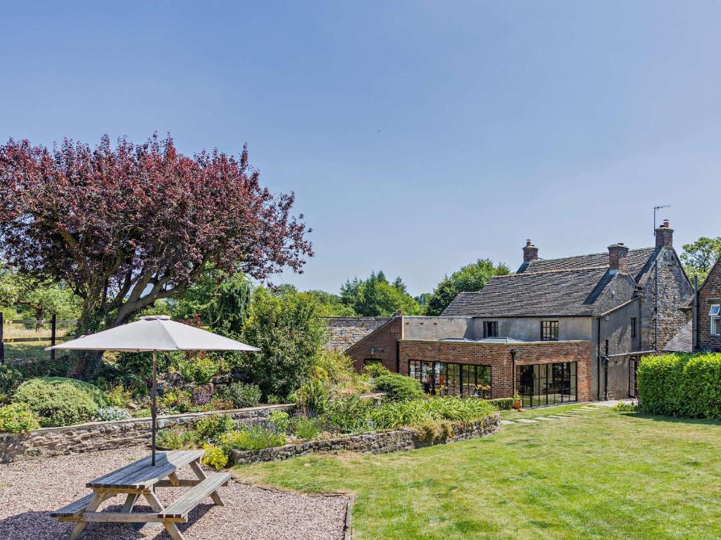 Waterhousesにある7 Bed in Waterhouses 81529の家の庭にある傘付きのピクニックテーブル