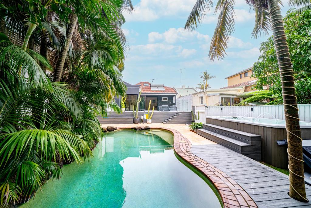una piscina en un patio trasero con palmeras en Coastal Zen Oasis - Saltwater Pool & Heated Spa, en Sídney