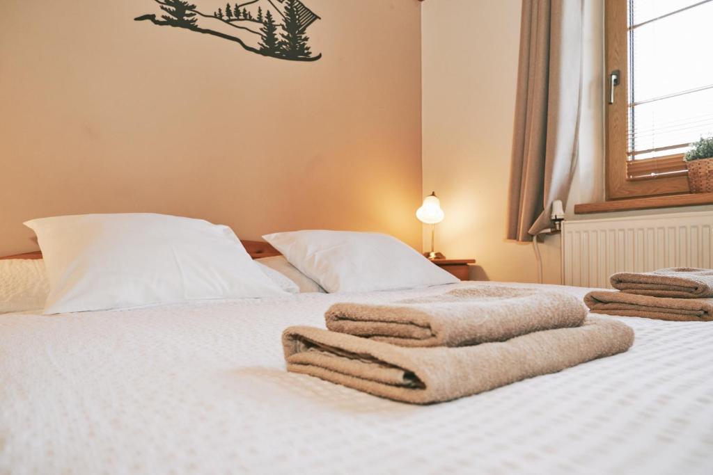 Postel nebo postele na pokoji v ubytování Penzion pod Šerákem