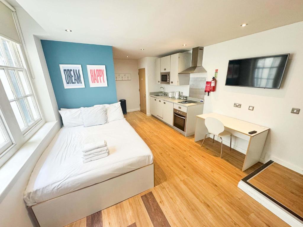 a small apartment with a bed and a kitchen at Harford House Studios 07 - Hopewell in Bristol