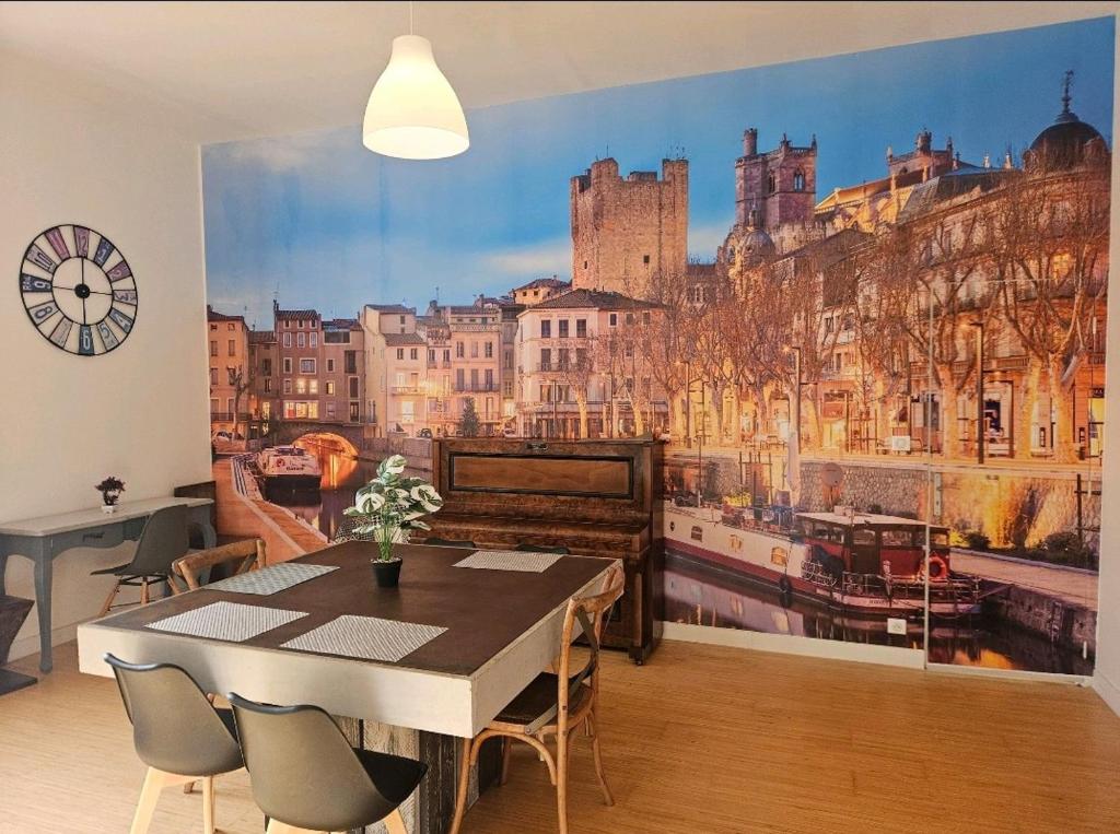 una sala da pranzo con un grande murale di una città di Appartement Morgand a Narbonne